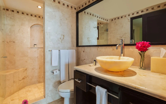 El Taj Oceanfront & Beachside Condo Hotel