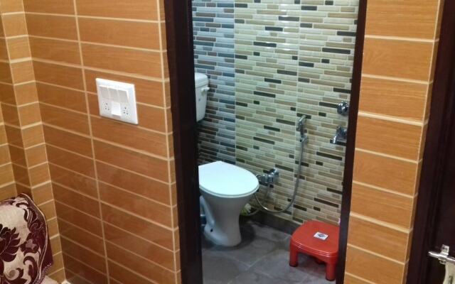 Posh, Nice Foreigner Area Lajpat Ngar Luxury Room