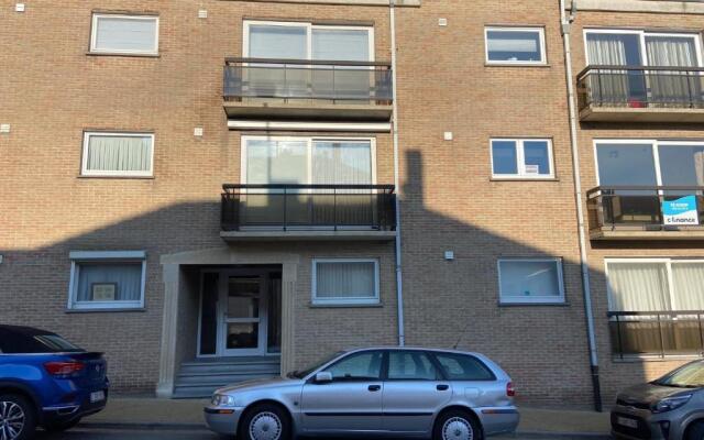 Ruim zonnig appartement op 50m van strand