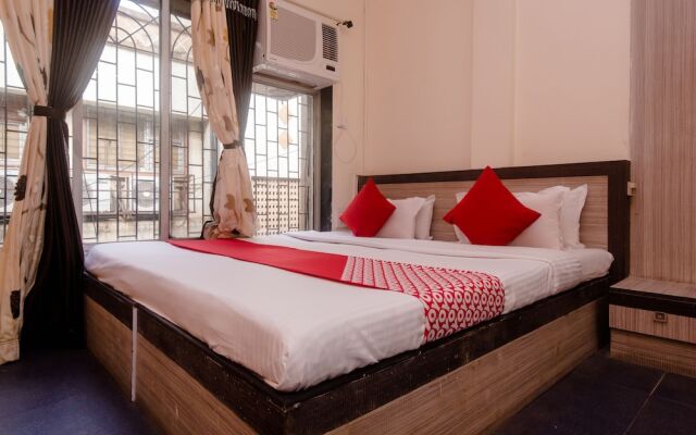 OYO 26206 Hotel Paras