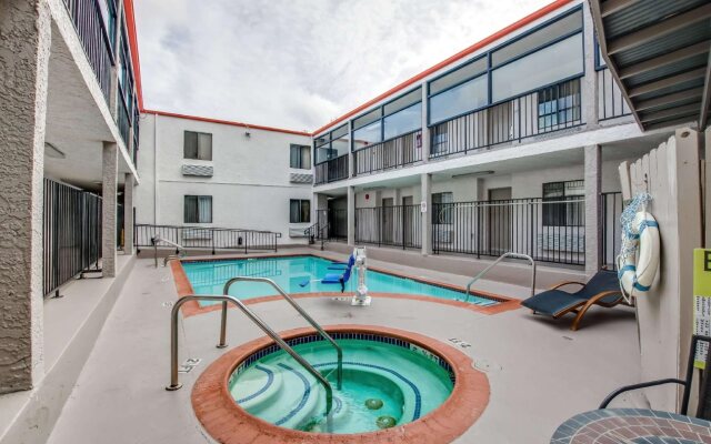 Howard Johnson Hotel & Suites by Wyndham Reseda