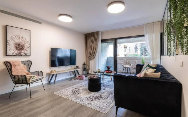King David Residence Luxury 4 BD/Pool/Gym/Parking