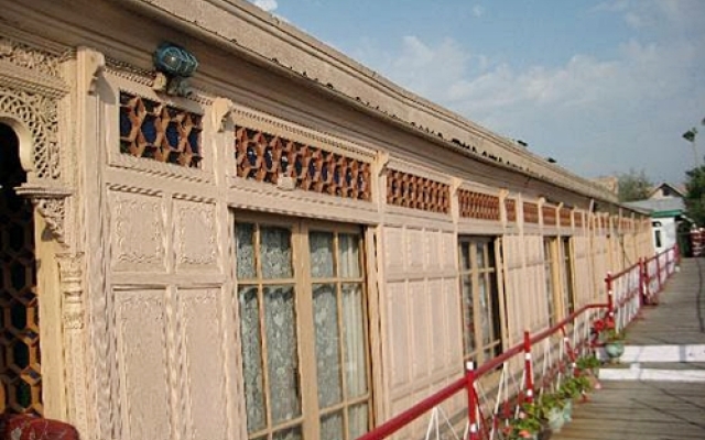 Royal Dandoo Palace of Houseboat