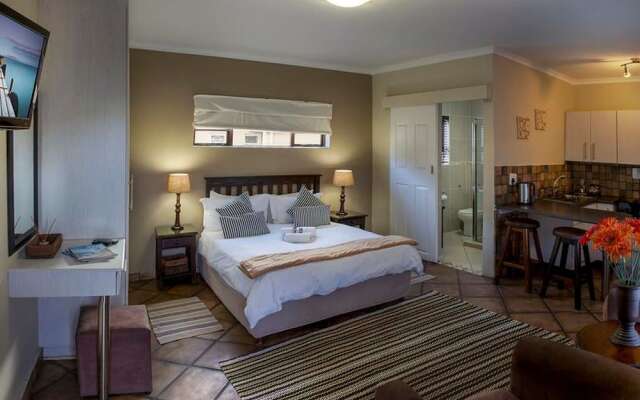 Guest Lodge, Double bed and Sofa bed max 4 Guests, Near Port Elizabeth