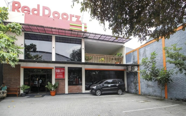 RedDoorz Plus near Stadion Mandala Krida