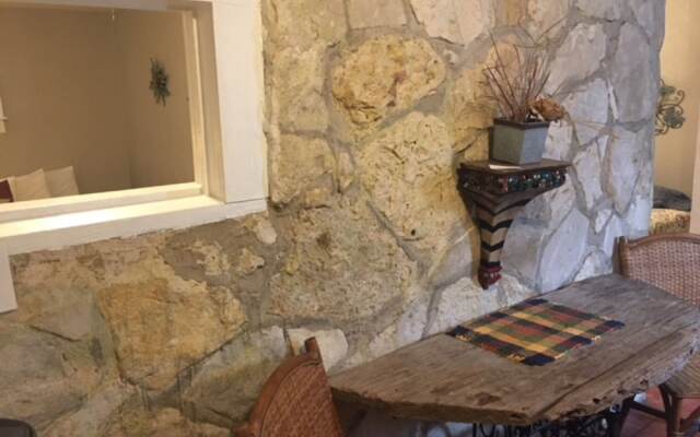 The Historic Leakey Inn