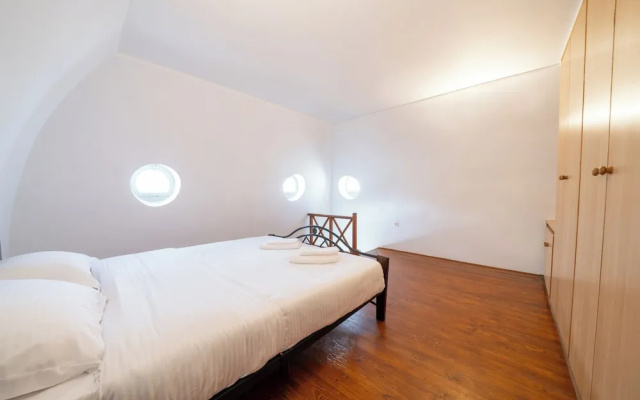 Oia's Square Residences