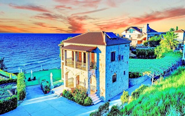 Luxurious Villa With Private Beach in Psarou Greece