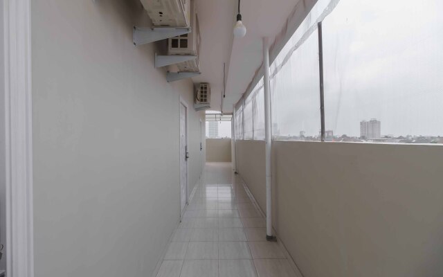RedDoorz Syariah near Summarecon Mall Serpong 2