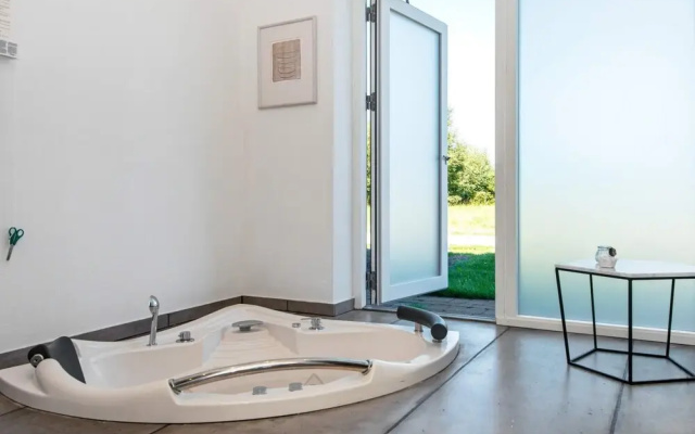 Luxury Lakeside Retreat With Spa-by Traum