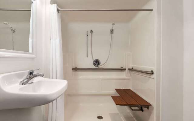 Ramada by Wyndham Richland Center