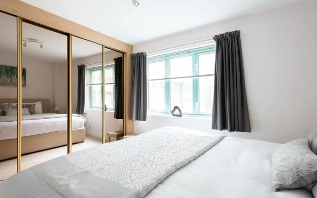 Platinum Apartment in West London 9955