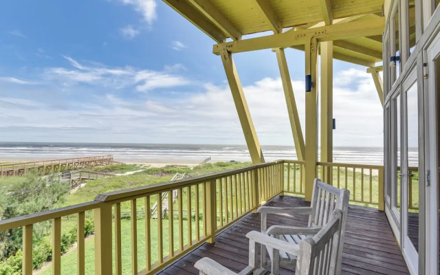 Oceanfront Home w/ Beach Access in Galveston