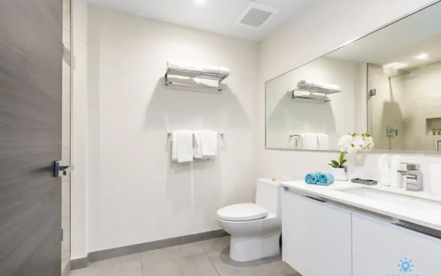Beautiful Apartment w Rooftop Pool and Amenities