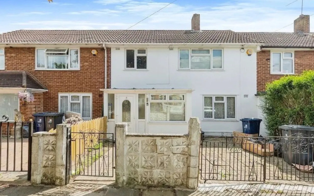 3 Bedroom House in Northolt