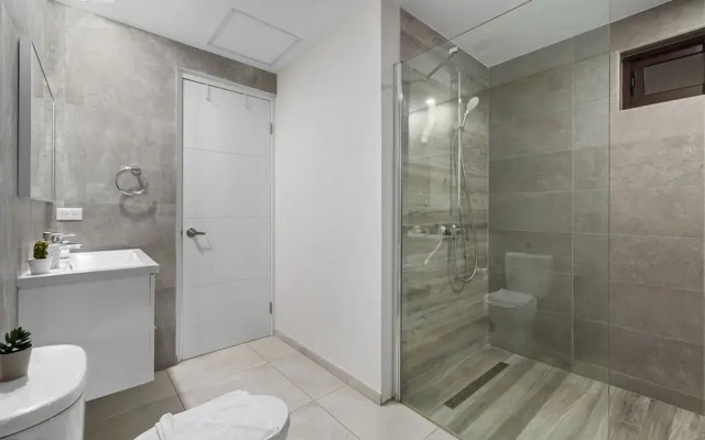 1BR Gold Coast Pools Tennis Gym Security
