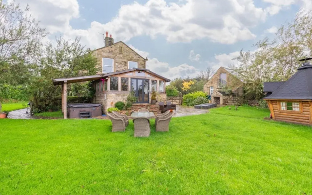 Country Farmhouse hot tub bbq hut