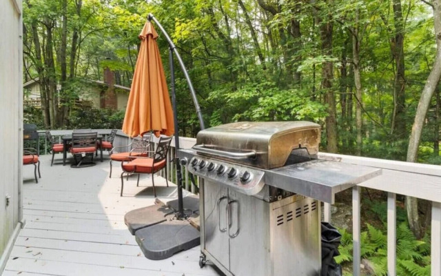 Pocono Chalet Jacuzzi Bathtub 4 BDRMS