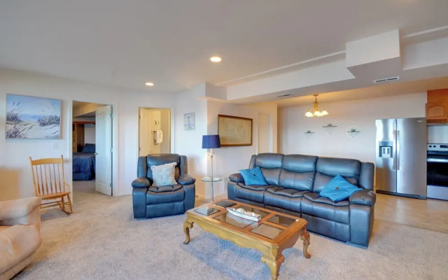 Waterfront PNW Escape w/ Deck & Beach Access!