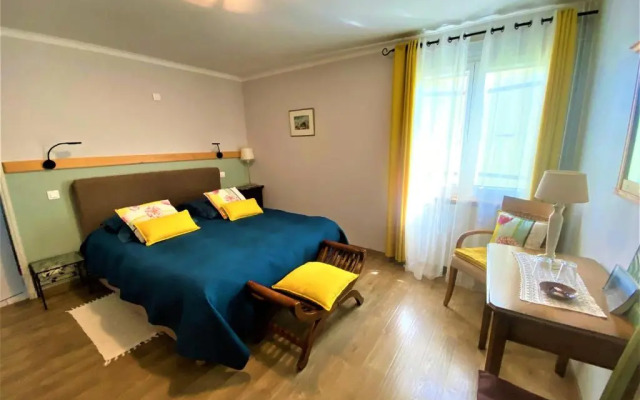 CHAMBRES D'HOTES 2 à 4p ou GITE DE GROUPE 16p, 7 ch, 6 sdb, parc et salle de réception