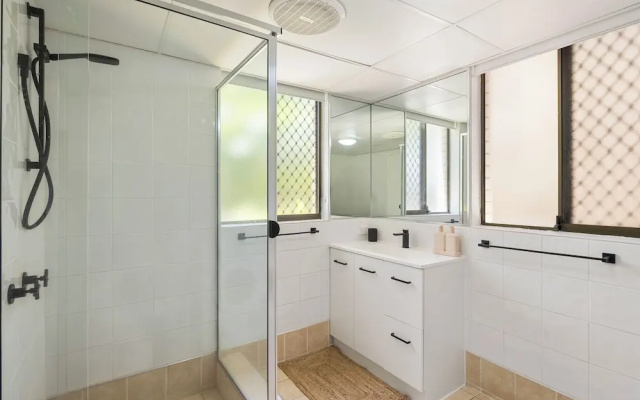 Markwell Surf · Courtyard Stay Steps from Beach – Bathroom – Gold Coast