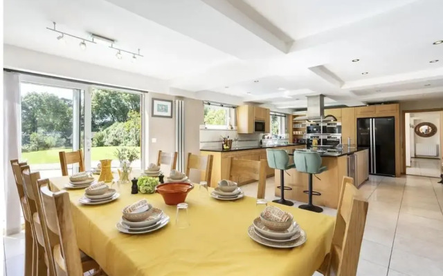 Sleeps10/18-parking-garden-pool-hottub-balcony