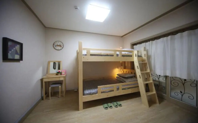 Haeng Gung Chae Guesthouse