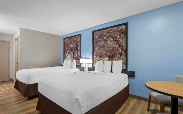 Super 8 by Wyndham Valdosta GA I-75