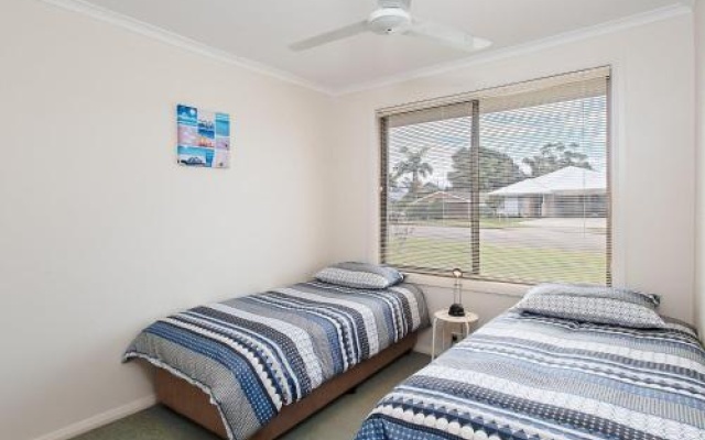 Happy Tails' , 55 Pantowora Street - pet friendly, air conditioned – Guest Rooms – Corlette