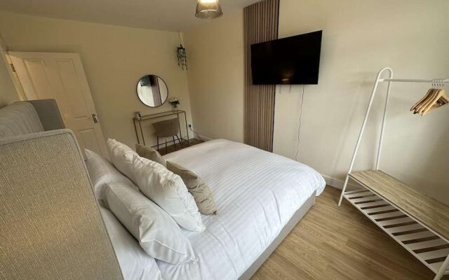 Charming 2-bed Apartment in Danbury, Essex