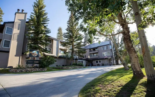 Slopeside Deluxe 2 Bedroom Condo with Free Parking, Spa, Free Gondola (Sierra Megeve 25) by RedAwning