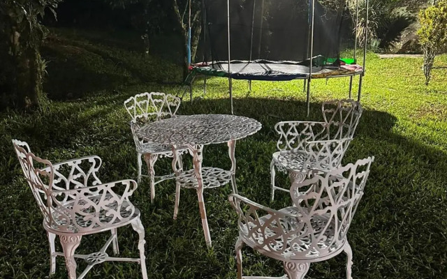 Sítio com piscina e lareira