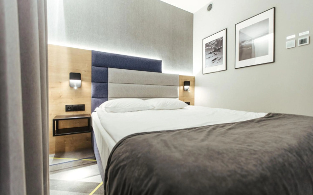 Air Hotel - Image 6