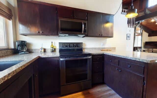 Mammoth Estates 113 Large Pet-Friendly Townhome, Walk to The Village, Private Washer Dryer by RedAwning