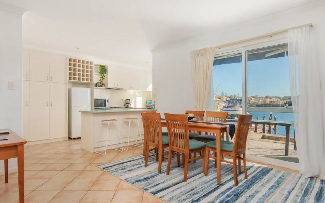 Waters Edge Apartment with Jetty