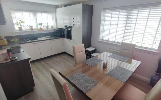 Lovely 2 Bedroom Modern Ground Floor Flat