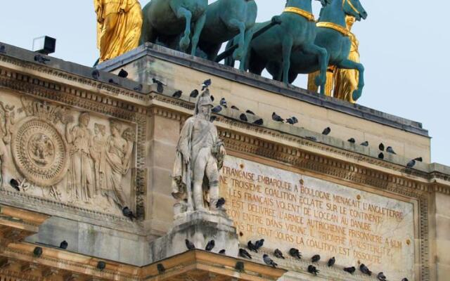 Pont Neuf and Louvre Paris Flat