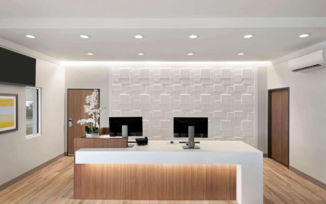 Super 8 By Wyndham Beaumont I-10/Walden Rd