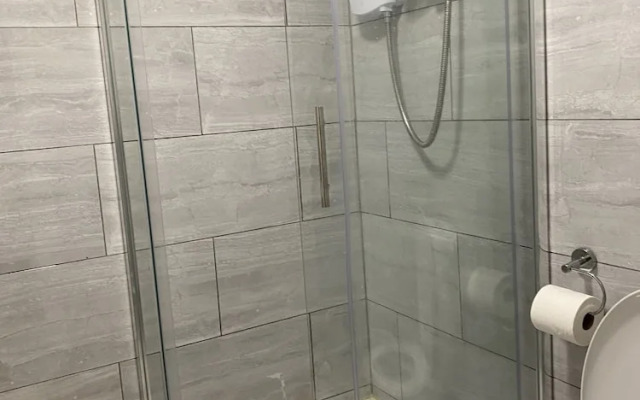Bright 2br,sleeps 6 - Bridgend Centre, Train Link