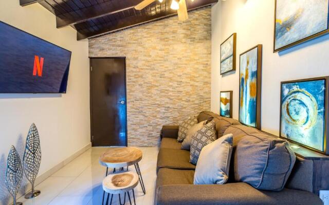Apartment With Charming Patio+ BBQ Near Beach! Free Util's