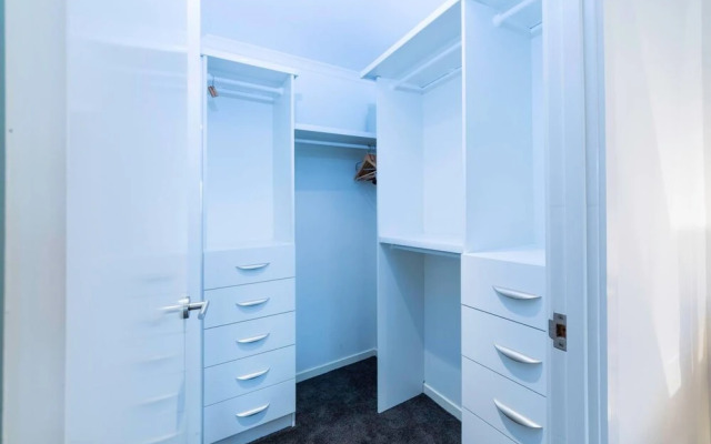 Luxurious 3 Bedroom Home In Indooroopilly Close To CBD