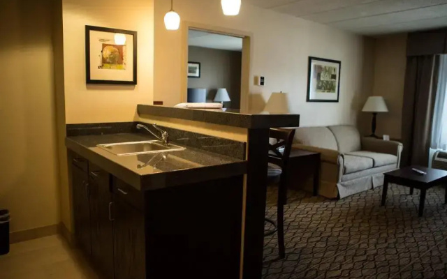 Holiday Inn Express & Suites Milford