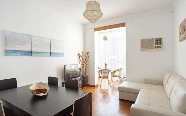 Spacious 4 Bed Apt Close to Sagrada Familia Temple
