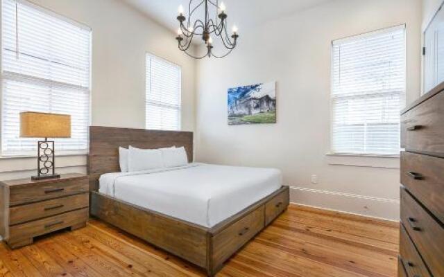Spacious 3BR on Carondelet by Hosteeva