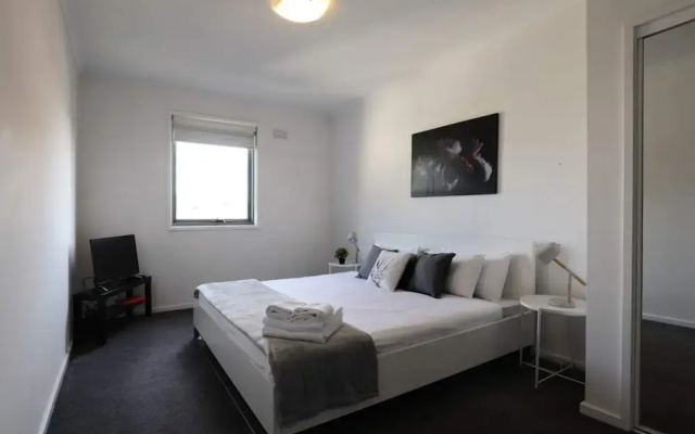 Extra Large 2 Bedroom Apartment in Melbournes Southbank