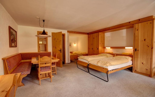 Chesa Munteratsch 1 1 2 Zimmewohnung 104 Typ D – Guest Rooms – Silvaplana