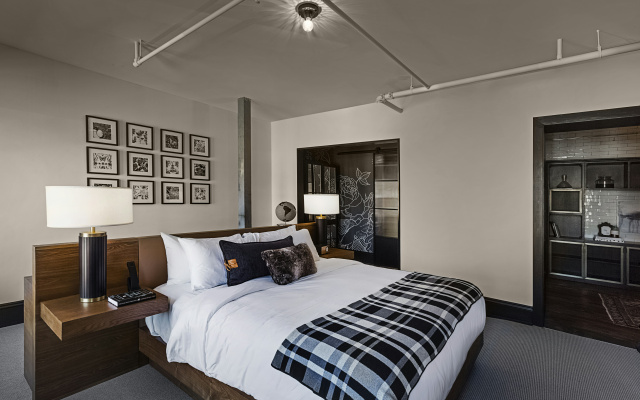 Crossroads Hotel