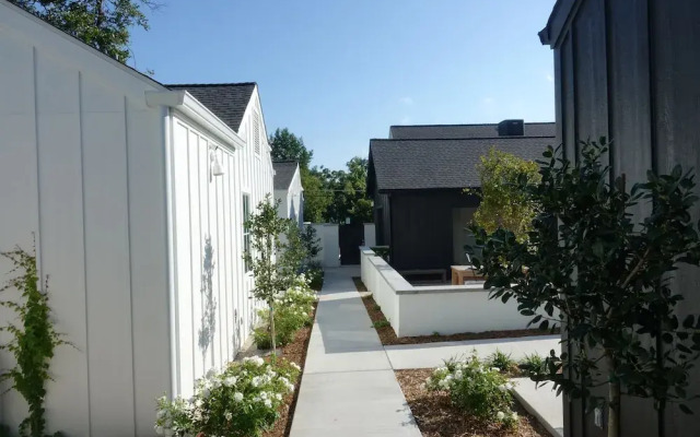 Whitetail Court Hotel