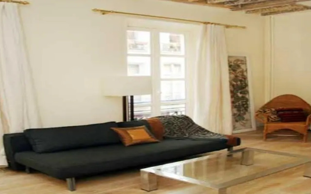 Large Marais Studio (321)