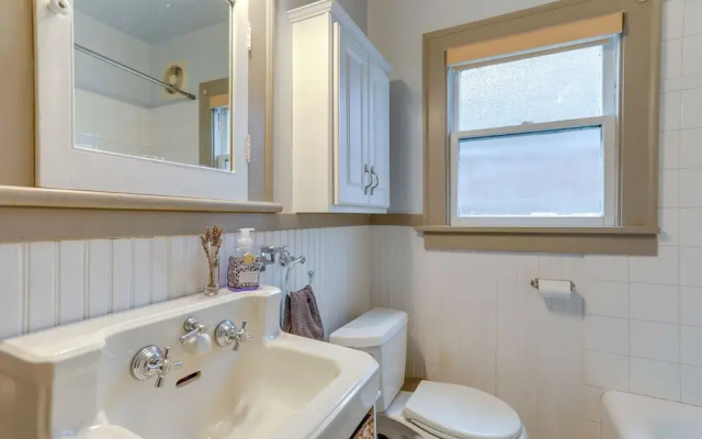 Charming Tudor-style Apt Near Green Lake!